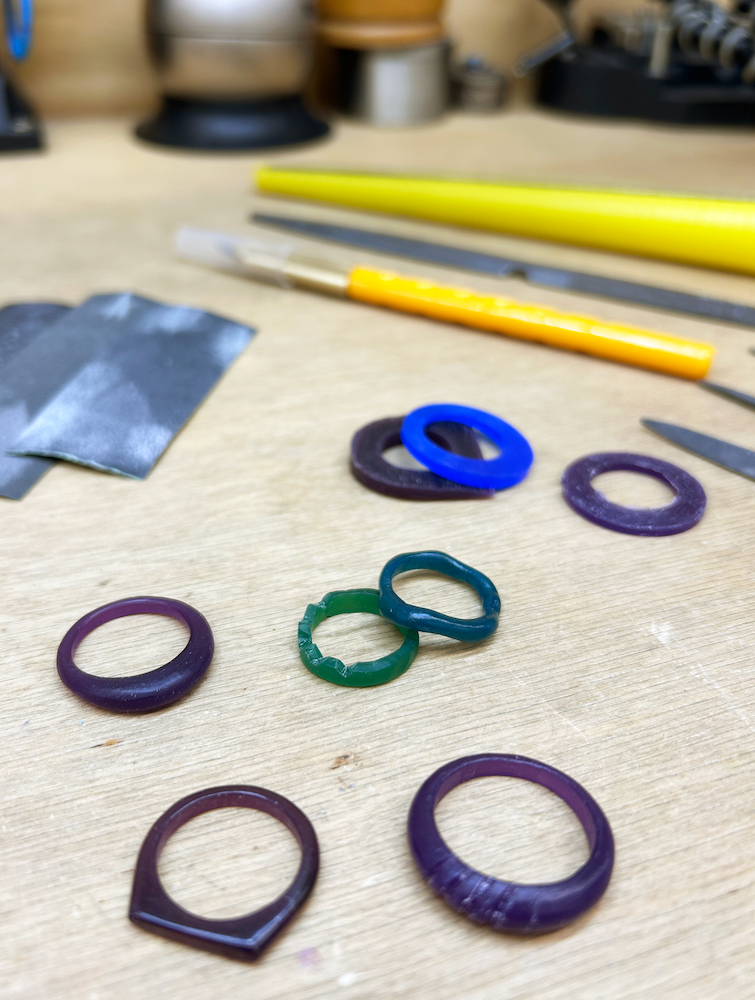 Prototypes de bagues en cire pour la fabrication de bijoux sur mesure, étape de sculpture en cire perdue dans l’atelier de bijouterie Camillette à Montréal.