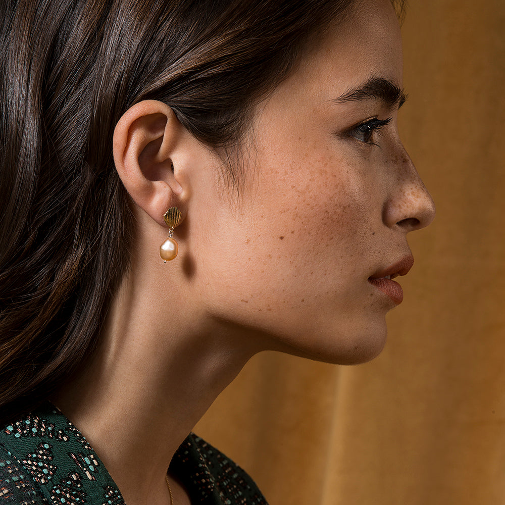 Boucles d'oreilles pendantes coquillage avec perles fait à Montréal