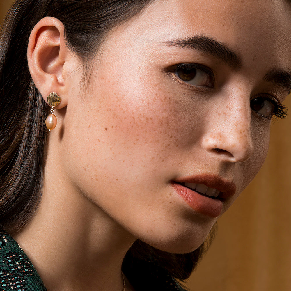 Boucles d'oreilles pendantes au motif de coquillage en or avec perle baroque couleur champagne par Camillette