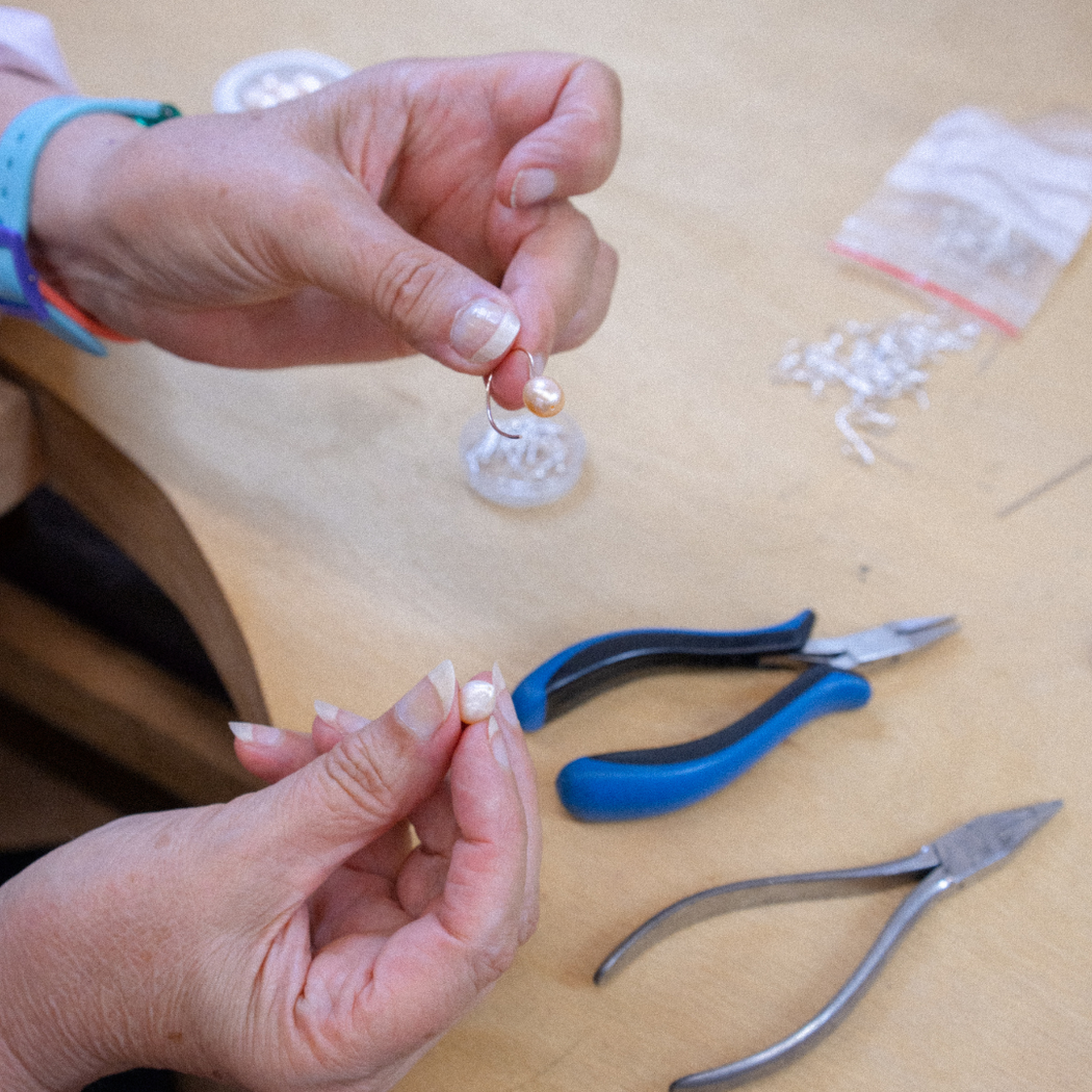 ATELIER - Réaliser un bracelet ou des boucles d'oreilles avec de vraies perles