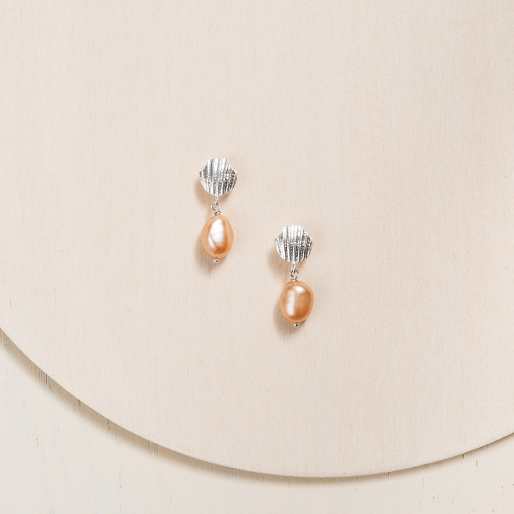 Boucles d'oreilles en or blanc 14k et perle  par Camillette