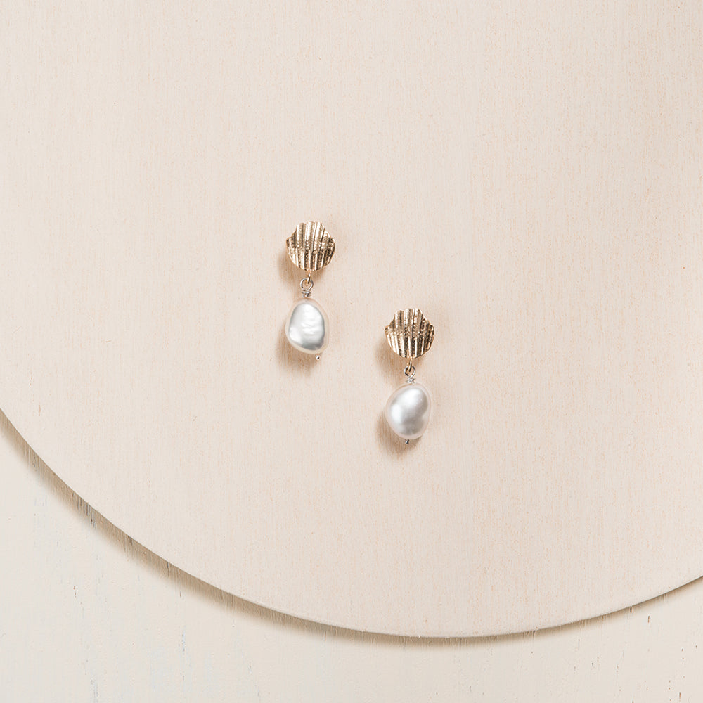 Boucles d'oreilles pour mariage en or 14k et perle faites à la main par Camillette