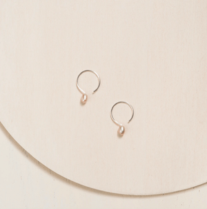 Petites boucles d’oreilles anneaux en argent sterling avec perle de couleur rose - 13 mm